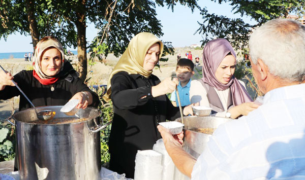 MHPli Kadınlardan Aşure İkramı