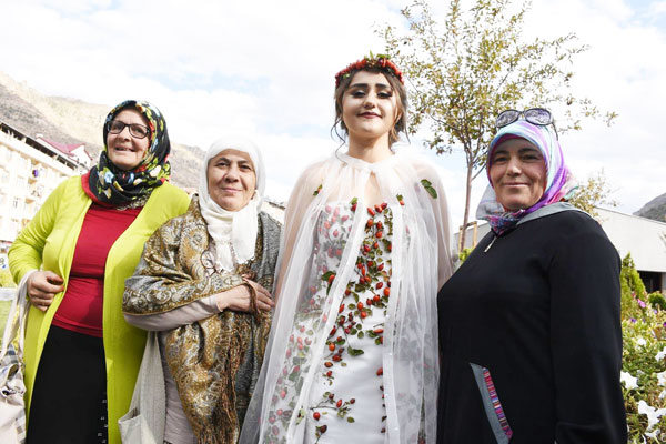 Festivalde, kuşburnu işlemeli gelinliğe ilgi