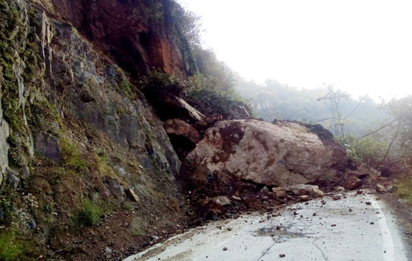 Rize`de heyelan beldenin yolunu kapattı