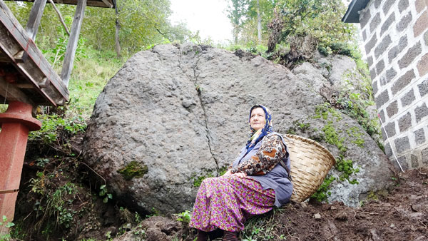 Yamaçtan kopan dev kaya, evin yanına düştü