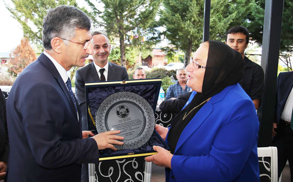 Vali Bektaş`tan Rize`deki tek kadın muhtara plaket