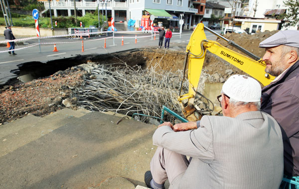 Rize`de taşkına neden olan kemer köprü yıkılıyor