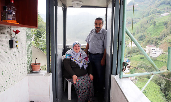 Yürüme zorluğu çeken eşine özel asansör yaptı
