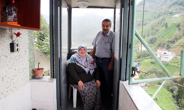 Yürüme zorluğu çeken eşine özel asansör yaptı