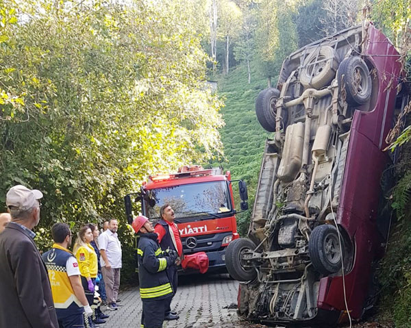 Minibüs, yükseklikten alt yola düştü: 1 yaralı