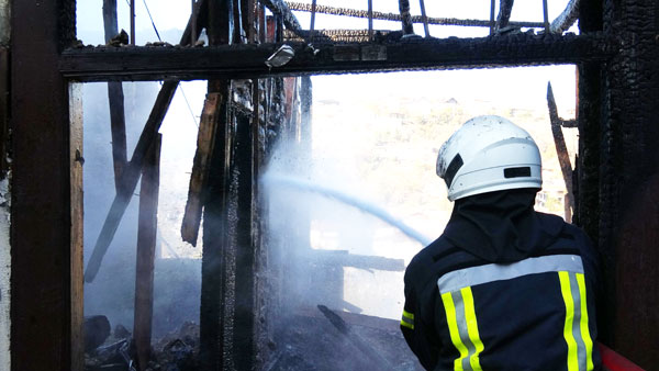 Alevlerin arasında kalan garson öldü