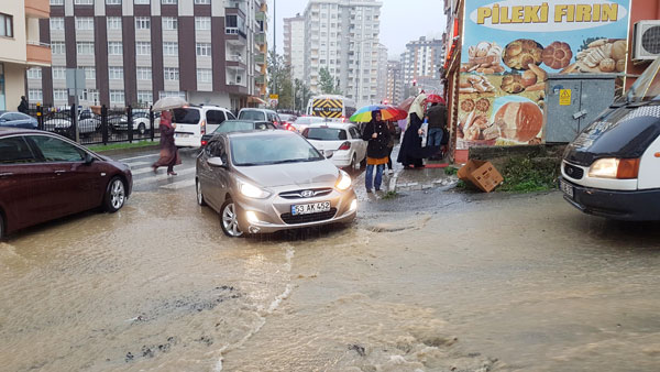 Rize`de sağanak yolları göle çevirdi