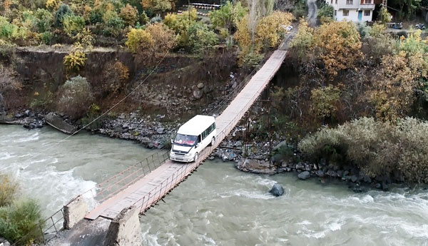 Bu köyün tek girişi kapılı asma köprü