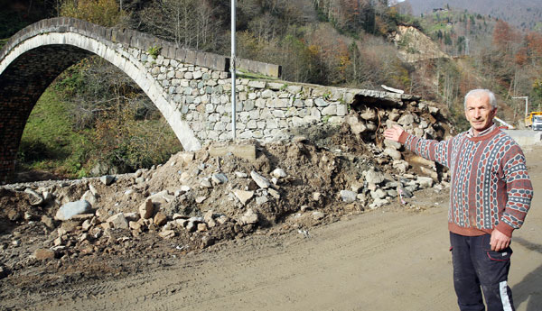 300 yıllık kemer köprü, yol çalışmasında hasar gördü