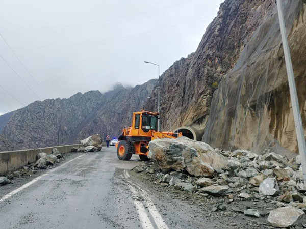 Yamaçtan kopan kaya parçaları yola düştü