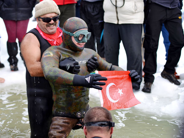 Buz tutan gölü kırıp, `Yüzme Şenliği` düzenlediler