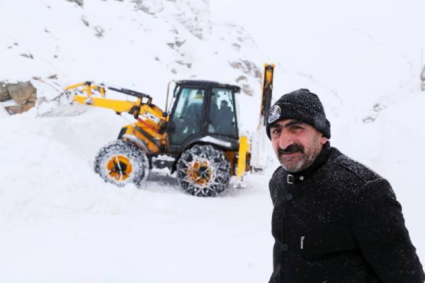 kapanan köy yolunda çalışmalar sürüyor