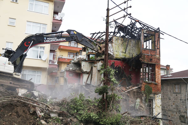 Rize`de terkedilmiş bina yıkıldı