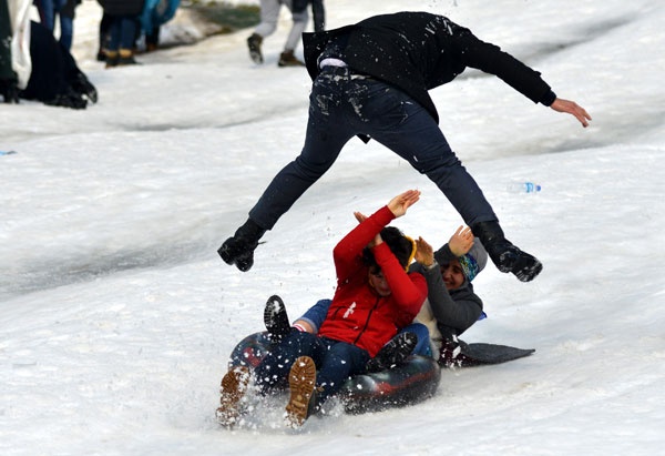 Kar festivali kazalarla başladı: 15 yaralı