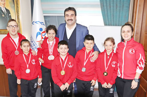 Rize`de engelli yüzücüler madalyalarla döndü