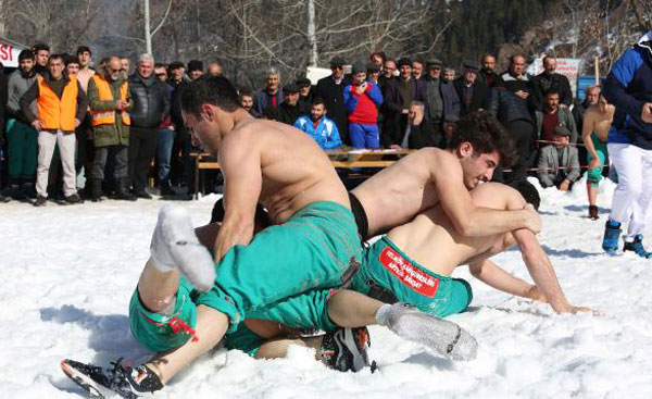 Kar üstü güreşleri için kamyonlarla kar taşındı