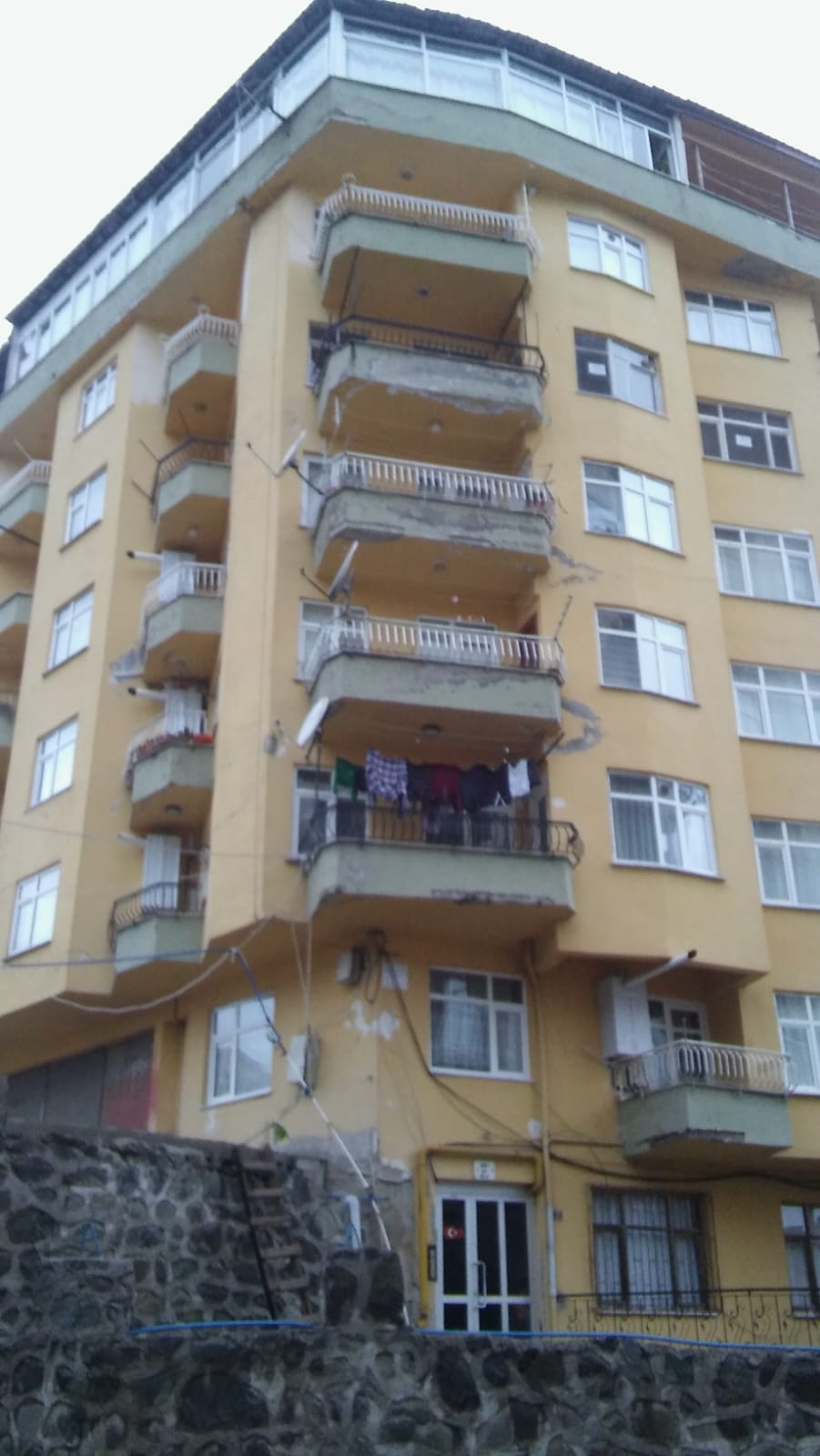 Rizede apartman boşaltıldı.