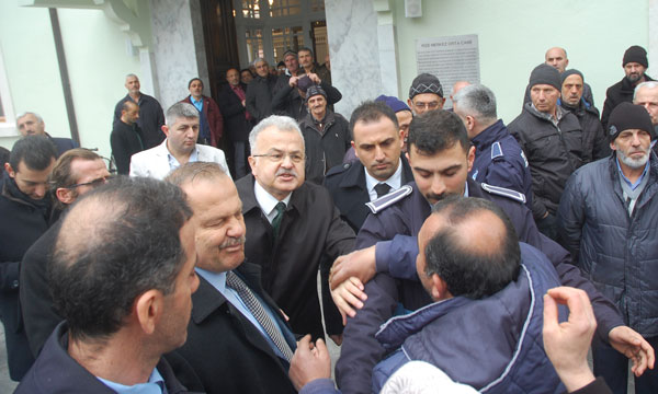 Cami açılışında Başkana tehdit