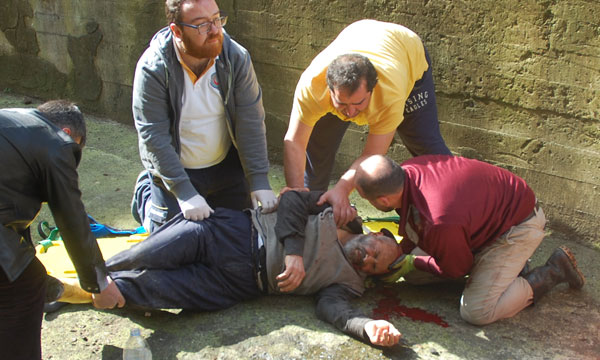 Yaşlı adam duvar yaparken düştü