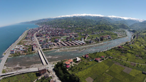 Ardeşen de kanalizasyonlar ilaçlanıyor