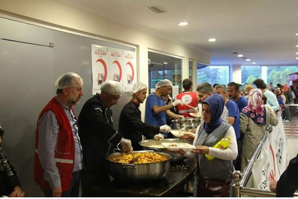 Kızılaydan iftar sofrası