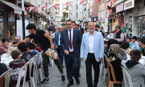 Ardeşen de cadde iftar sofrası oldu