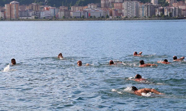 3 Kilometreyi demokrasi için yüzdüler