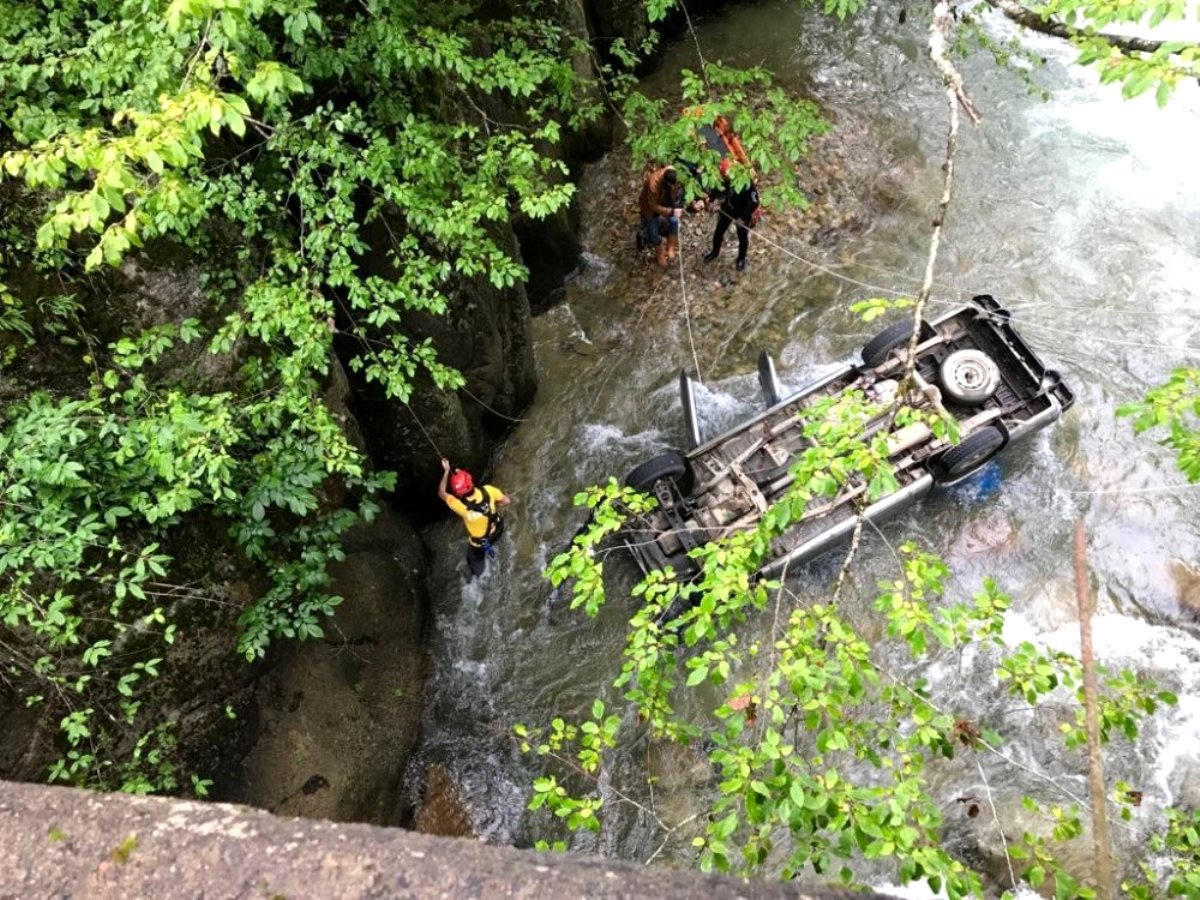 Rize`de araç köprüden dereye düştü: 2 yaralı