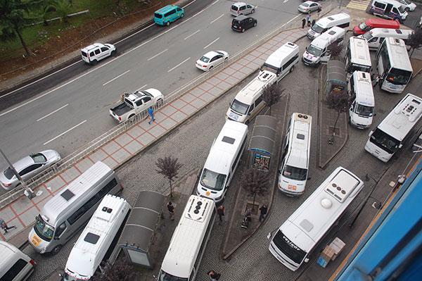 Dolmuş durakları trafiği aksatıyor