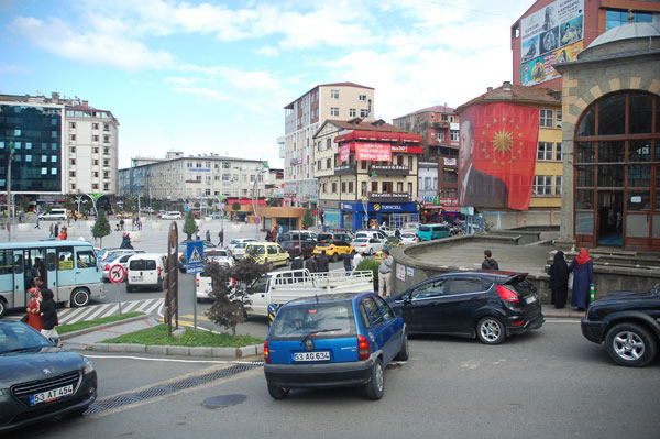 Atatürk Caddesi kilitleniyor