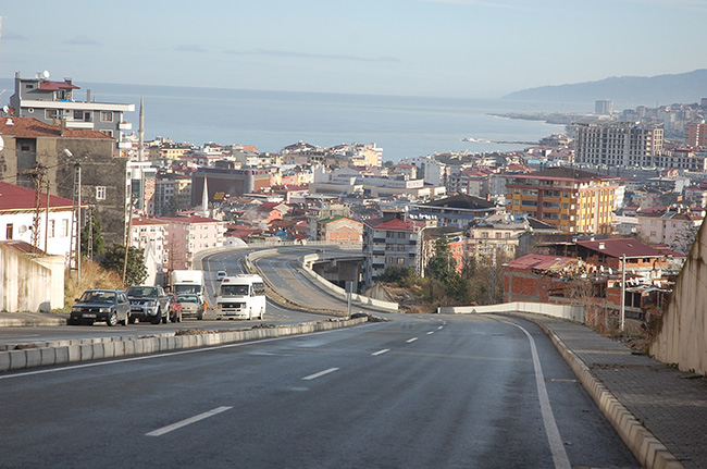Dağ dibi yolu tehlike dolu