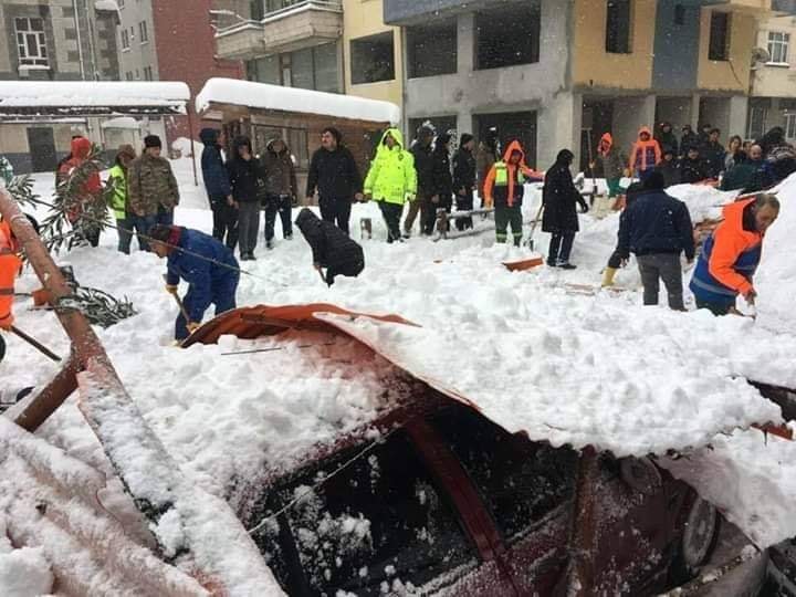 Arhavı de çatı çöktü