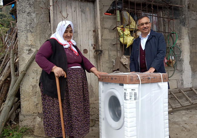 Çamaşır makinesi istedi vali getirdi