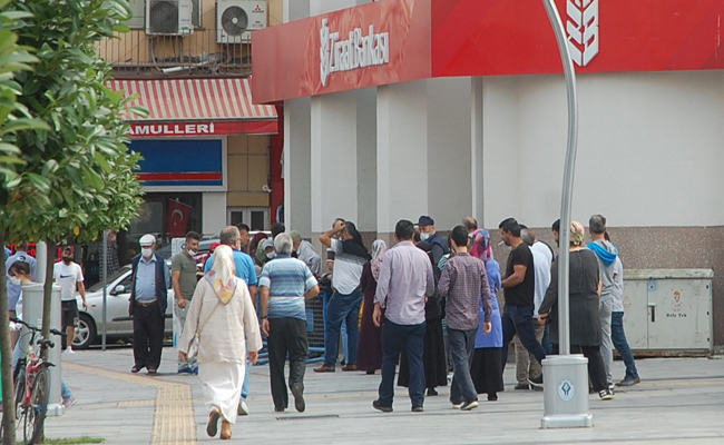 Banka kuyruğunda sosyal mesafe unutuldu