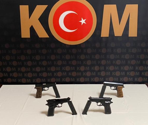 Araçtan 4 silah çıktı