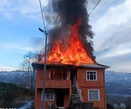 Çatıda çıkan yangın korkuttu