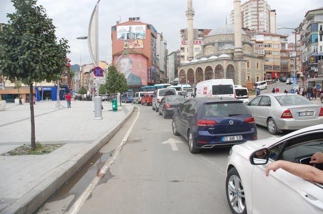 Yasak kalktı şehir kilitlendi