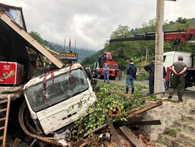 Beton mikseri bakkal dükkânının üzerine devrildi