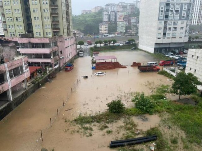 Rize'de sağanak; dereler taştı, evleri su bastı, yollar kapandı