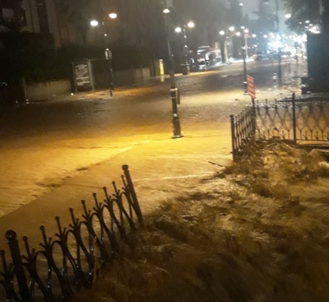 Şehir merkezini su bastı