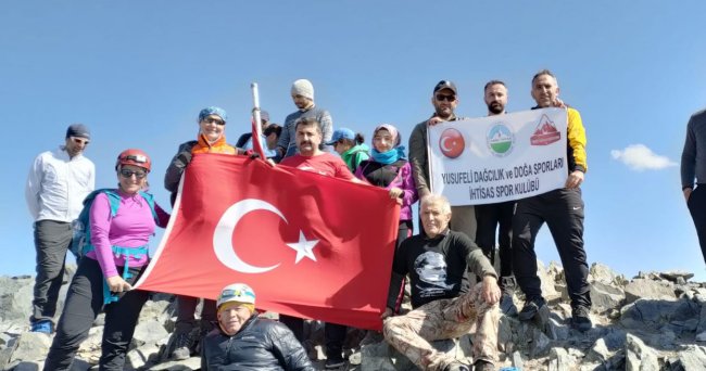 Kaçkar dağına Türk bayrağını diktiler