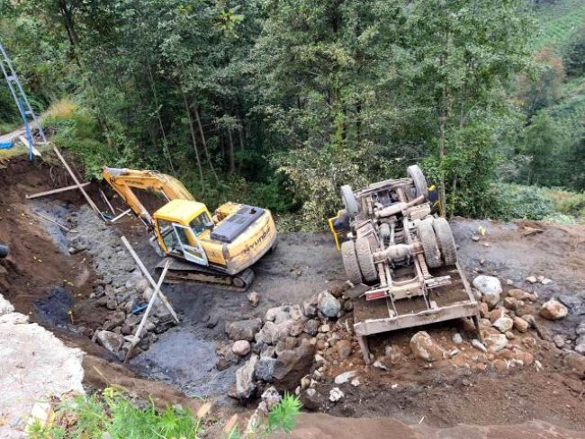 Freni tutmayan araç takla attı