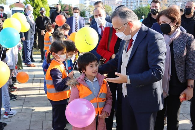 Çocukları trafik dersi