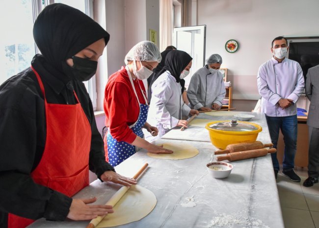 YARDIMA MUHTAÇ İNSANLARA YEMEK PİŞİRİYORLAR