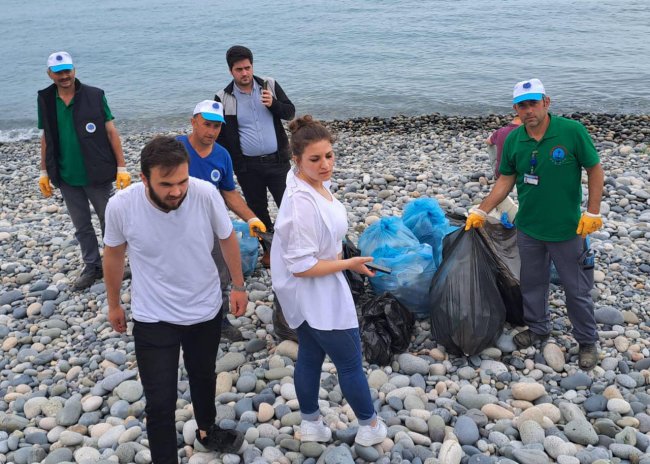 Plajda çöp temizliği