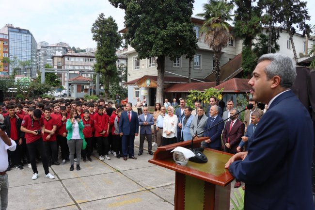 Şampiyon Öğrencilere Ödülleri Verildi.