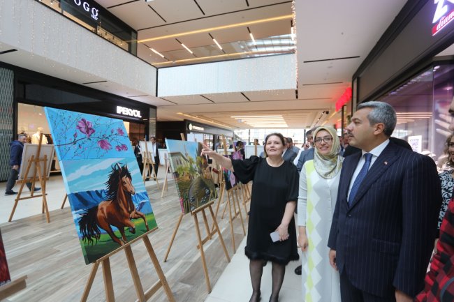 AVM DE HASTALARIN HAZIRLADIĞI SERGİ İLGİ GÖRDÜ