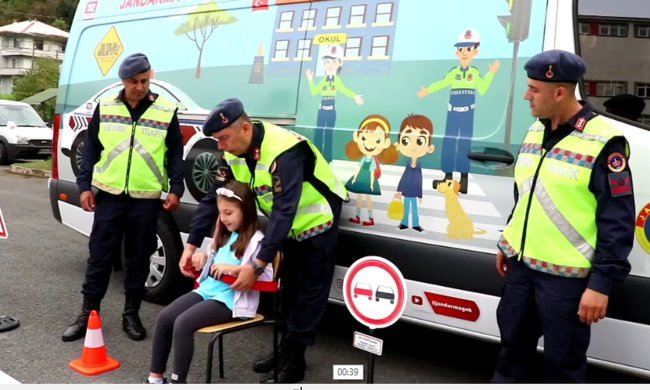 Jandarma trafik aracı ile çocukları eğitiyor
