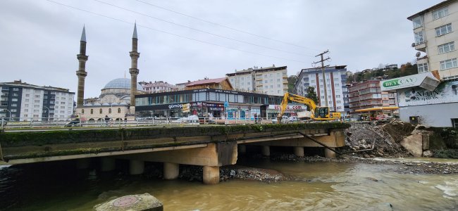 ÇAYELİ KÖPRÜLERİ YIKILIYOR