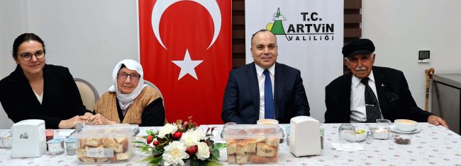 Vali Ünsal, Şavşat’ta Huzurevi Sakinleriyle İftarda Bir Araya Geldi